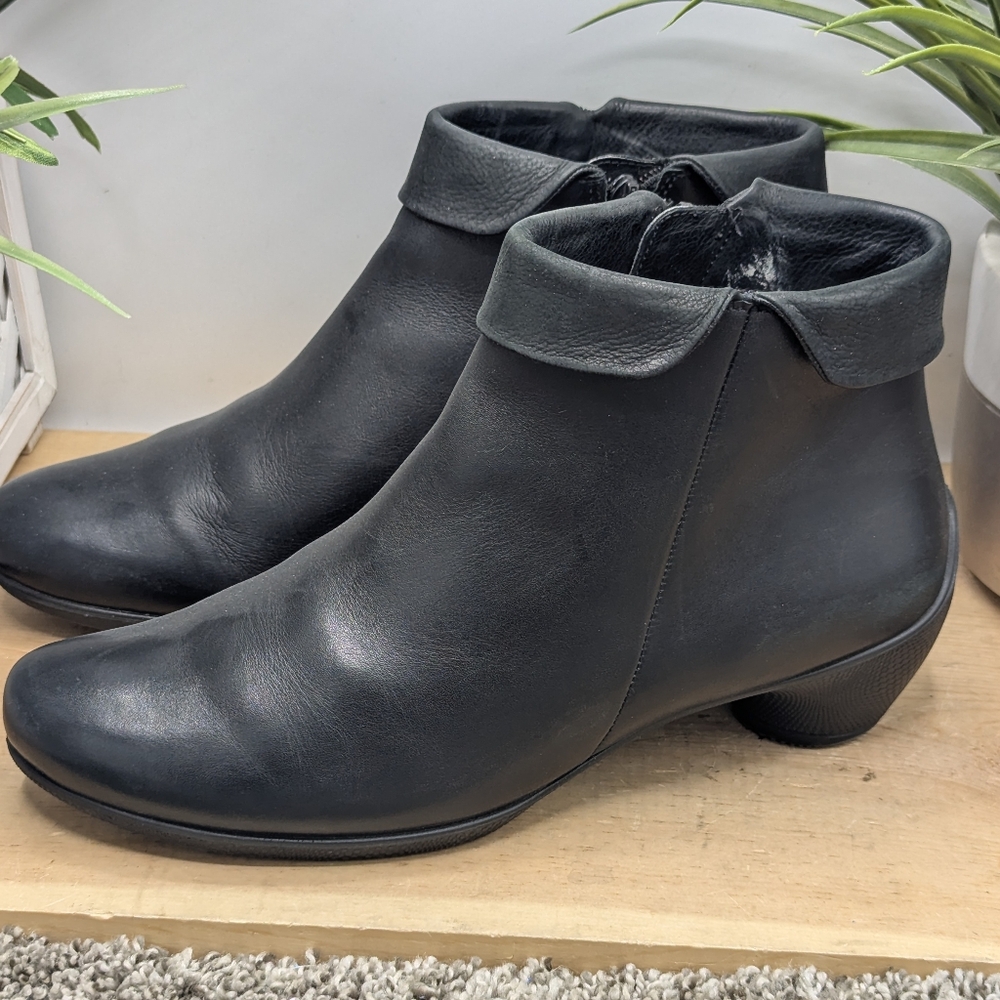 Ecco Sculptured Black Leather Side Zip Women's Size 40(US 9/9.5 Heeled Booties